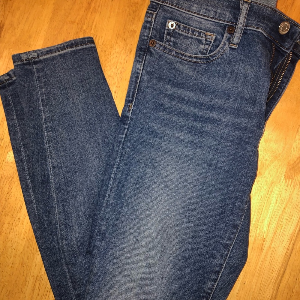 LIKE NEW Gap 27S True Skinny Jeans